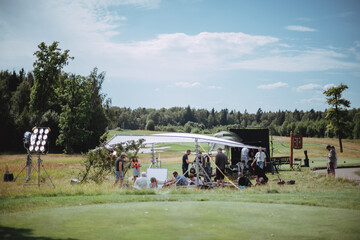 你觉得在高中附近开店做什么买卖比较赚钱？